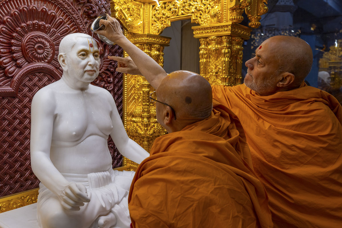 Pujya Tyagvallabh Swami and Pujya Viveksagar Swami perform 'Snapan' (snan) vidhi of murtis