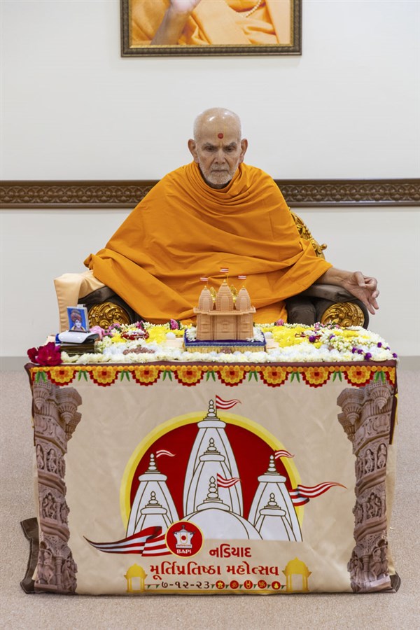 Swamishri turns the mala during his puja
