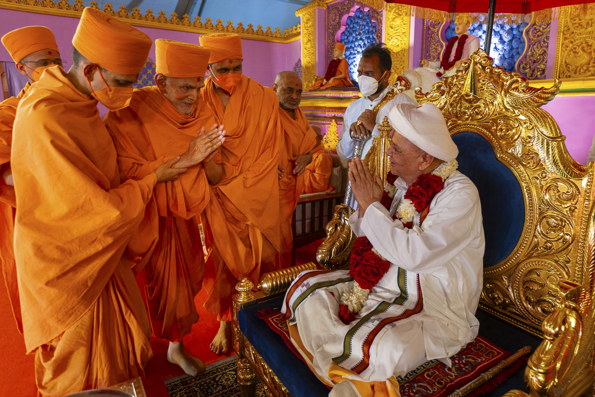 Swamishri greets Pujya Acharya Avichaldasji Maharaj with folded hands
