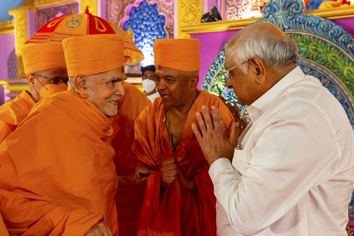 Shri Bhupendrabhai Patel, Chief Minister of Gujarat, doing darshan of Swamishri