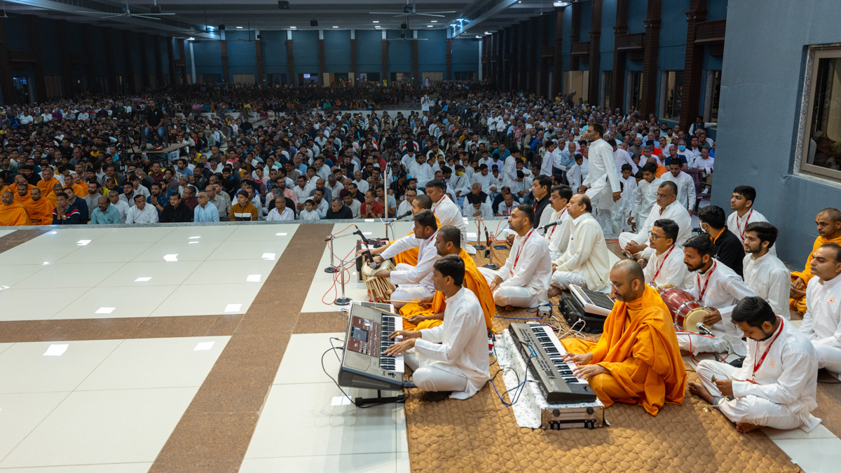Swamis and devotees doing Swamishri's puja darshan