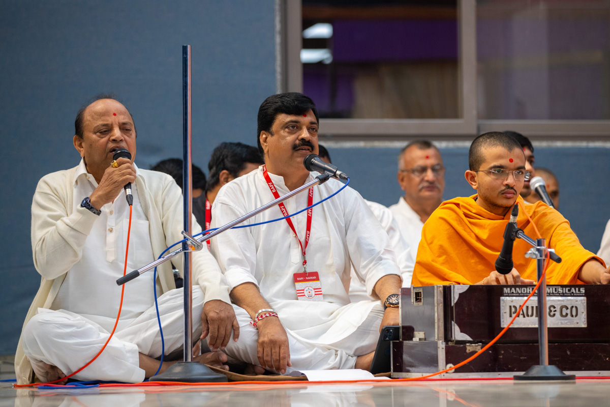 Devotees sing kirtans in Swamishri's puja