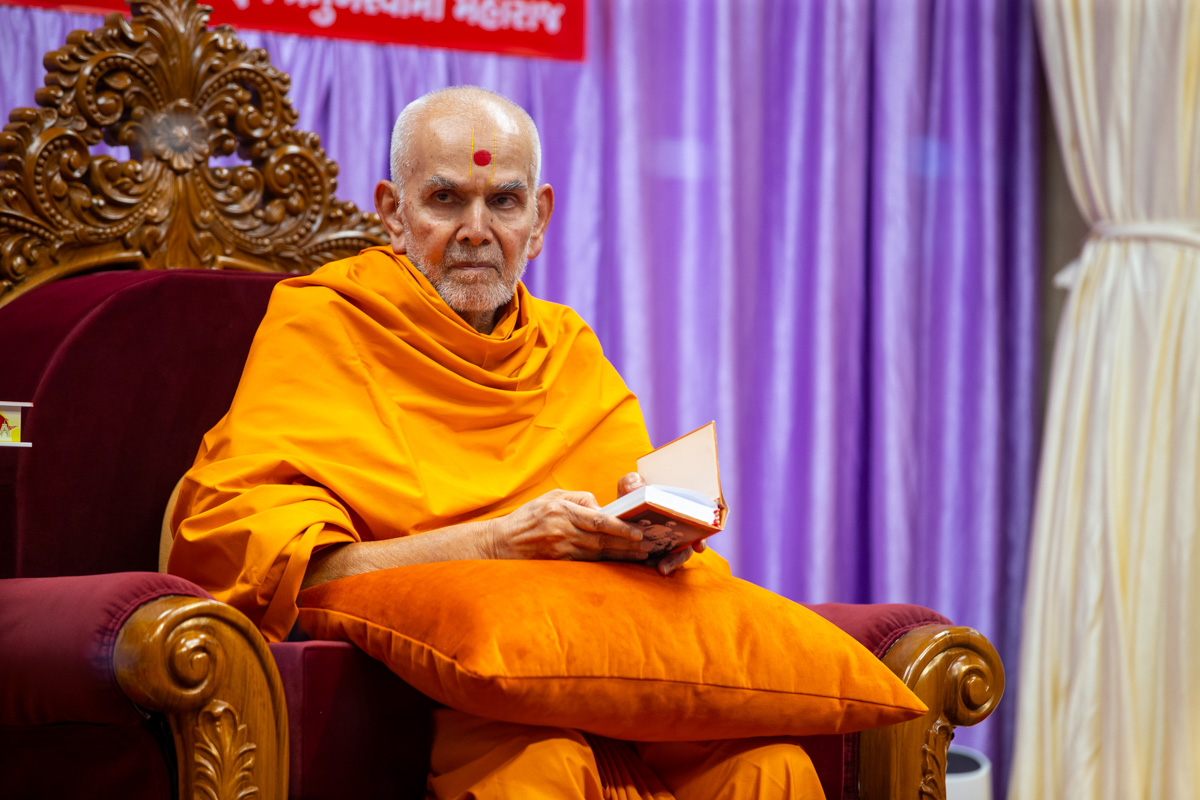 Swamishri listens to a kirtan