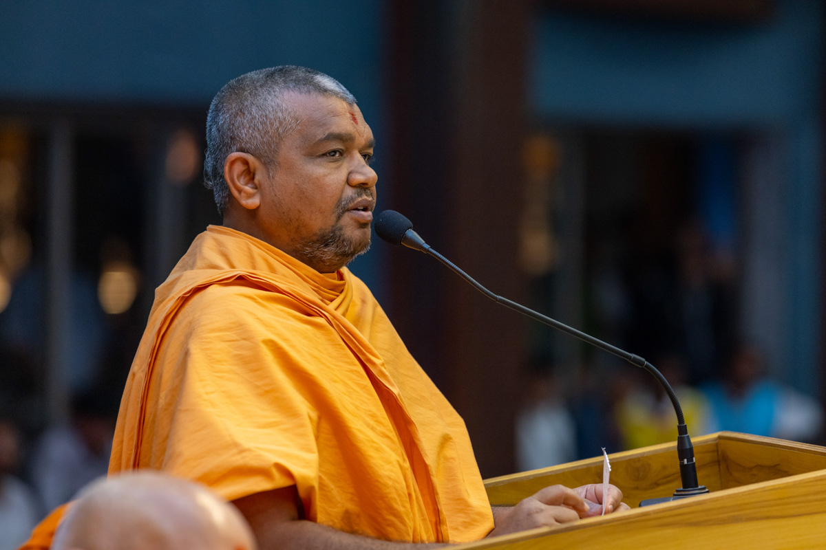 Aksharnayan Swami addresses the assembly