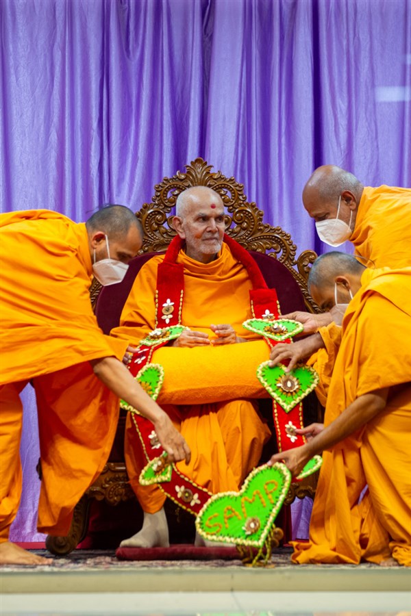 Swamis honors Swamishri with a garland