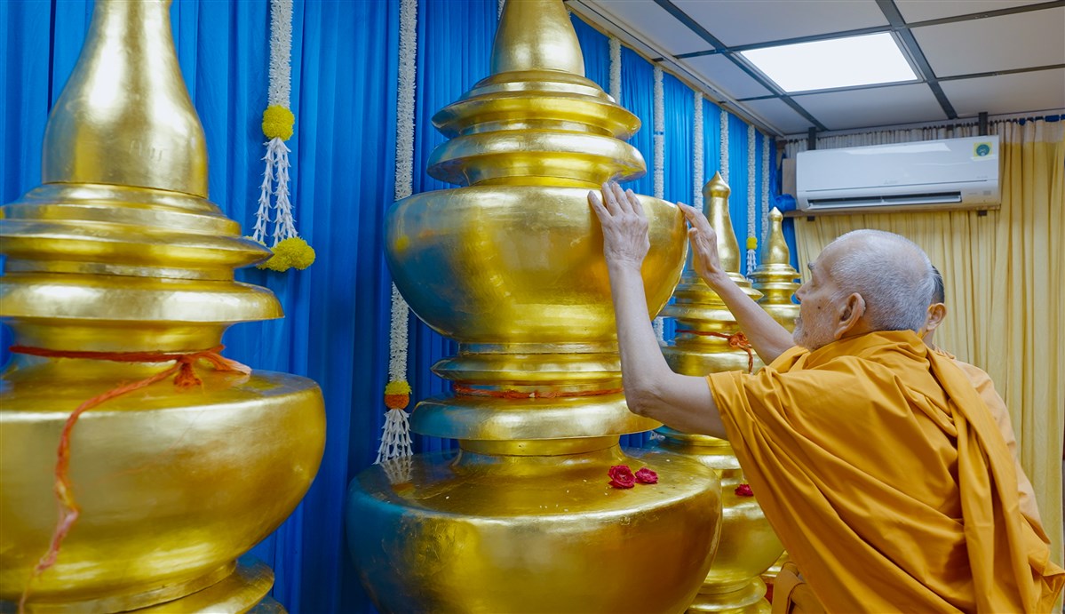 HH Mahant Swami Maharaj consecrates the Amrut Kalash that will be placed atop the spires of the BAPS Hindu Mandir, Abu Dhabi