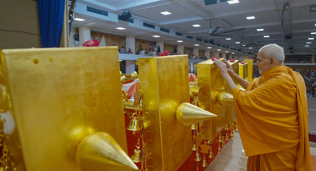 HH Mahant Swami Maharaj blesses the flagstaff that will join the Amrut Kalash atop the Mandir