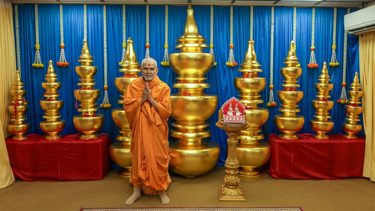 HH Mahant Swami Maharaj presents all 9 Amrut Kalash besides Akshar Purushottam Maharaj
