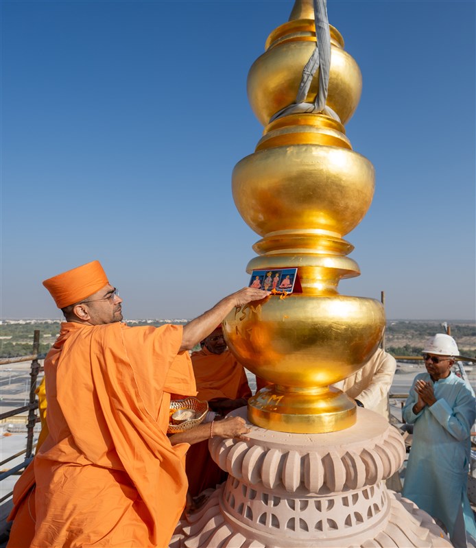 Swami Shukmunidas performs a traditional ritual to sanctify the Amrut Kalash