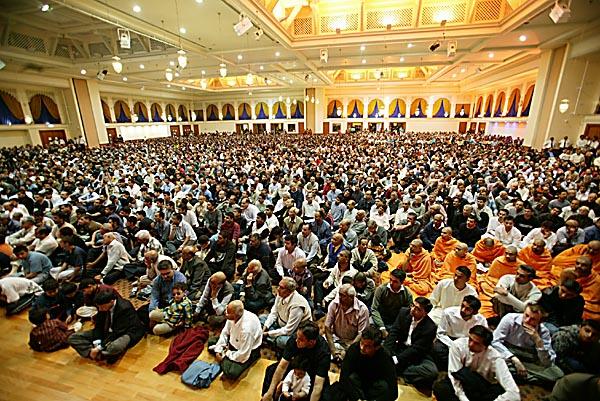  Thousands of devotees participate in the kirtan bhakti programme