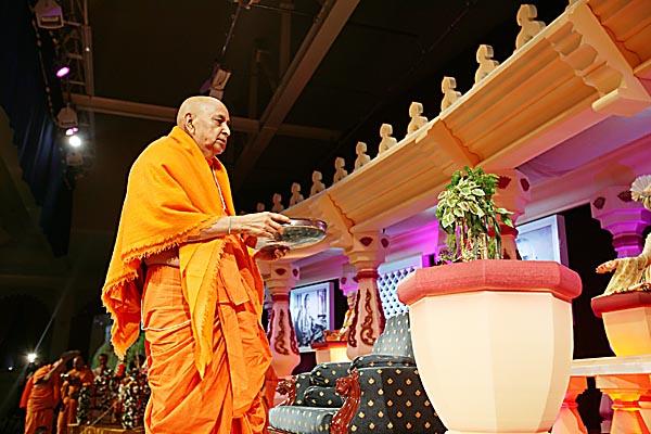  Swamishri performs the arti of Harikrishna Maharaj