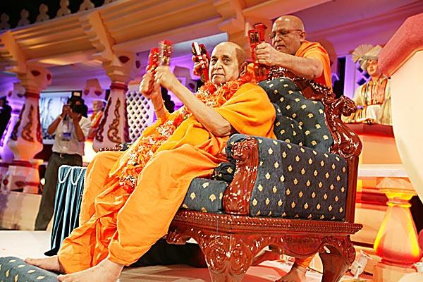  Ghanshyamcharan Swami plays the kartals with Swamishri