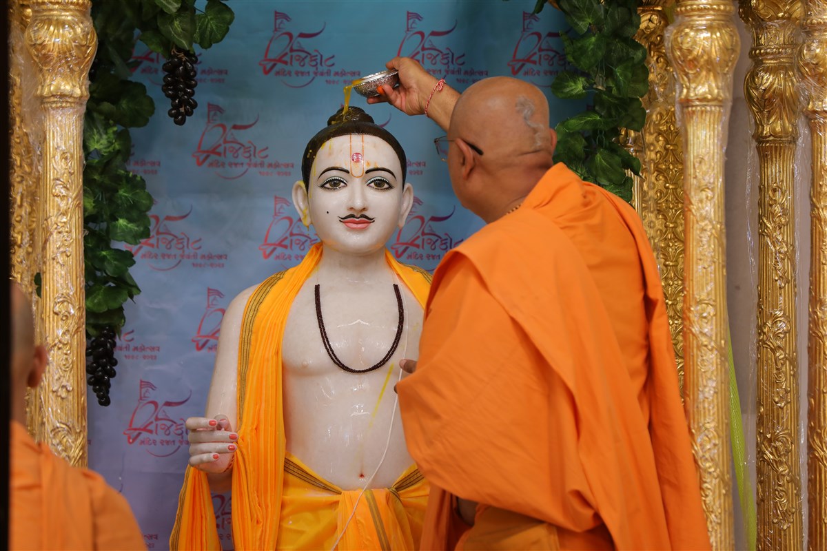 26 November: Uttamottam Maha-Abhishek 