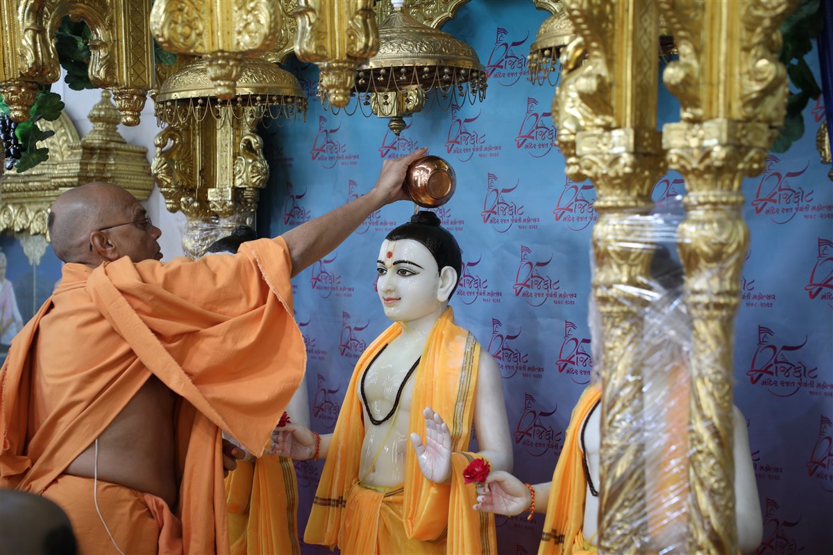 26 November: Uttamottam Maha-Abhishek 