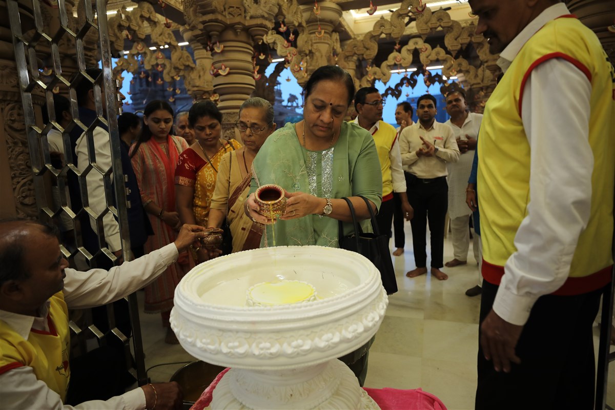 26 November: Uttamottam Maha-Abhishek 