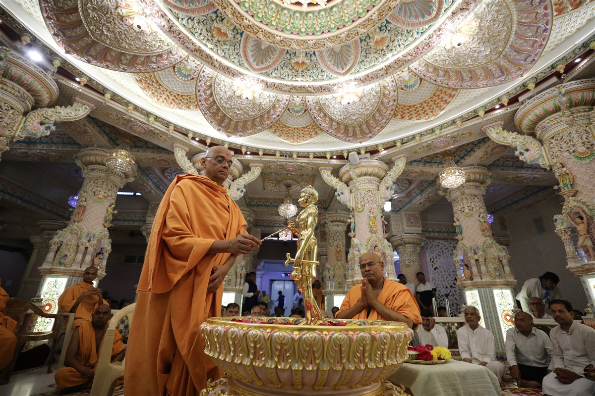 26 November: Uttamottam Maha-Abhishek 