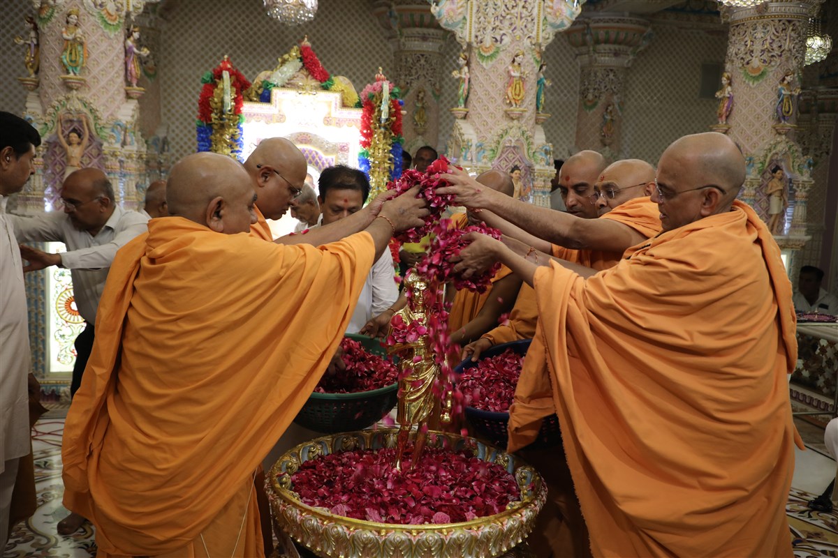 26 November: Uttamottam Maha-Abhishek 