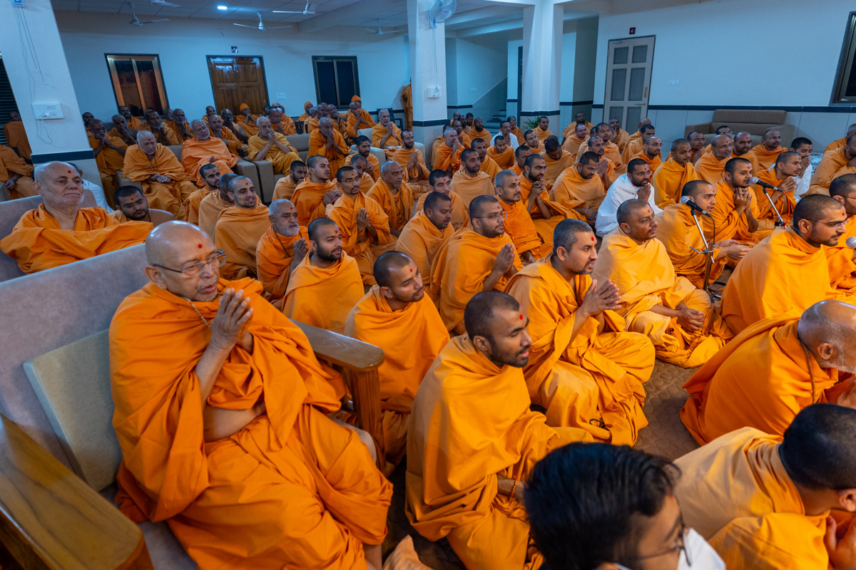 Senior swamis and swamis doing darshan of Swamishri
