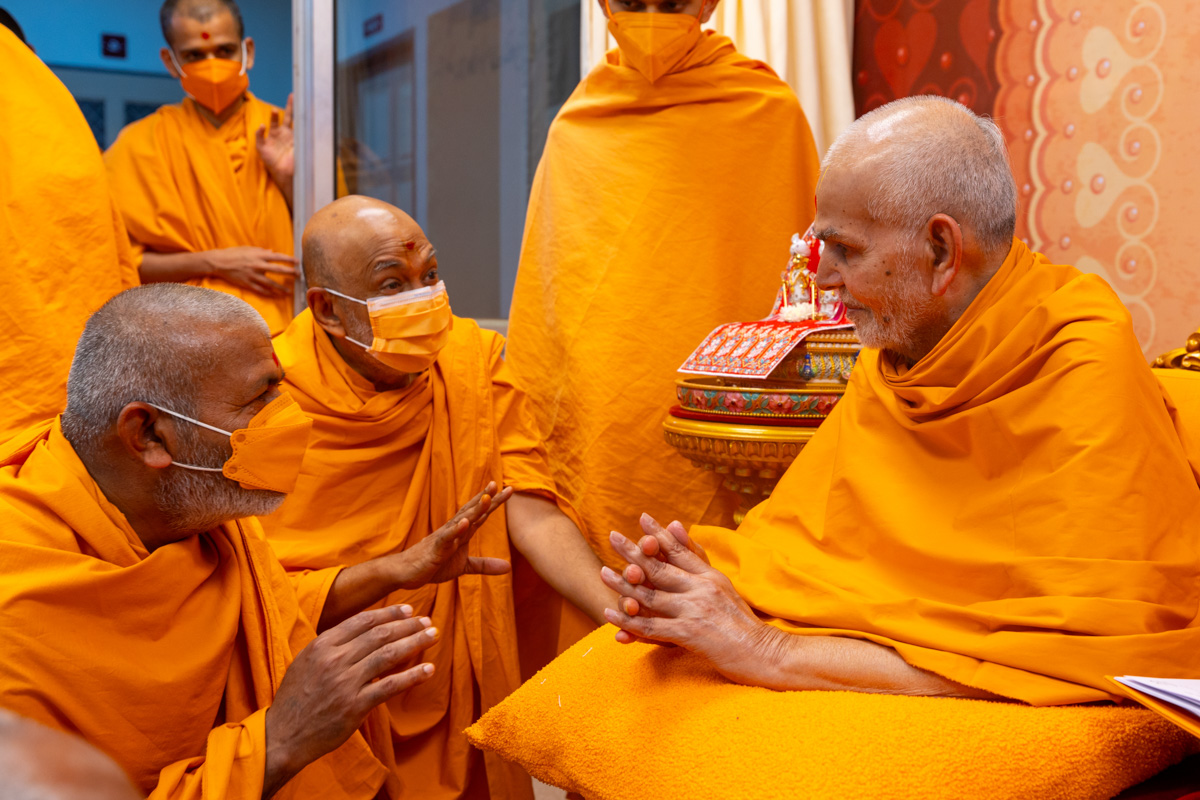 Shrijiswarup Swami and Atmakirti Swami  in conversation with Swamishri