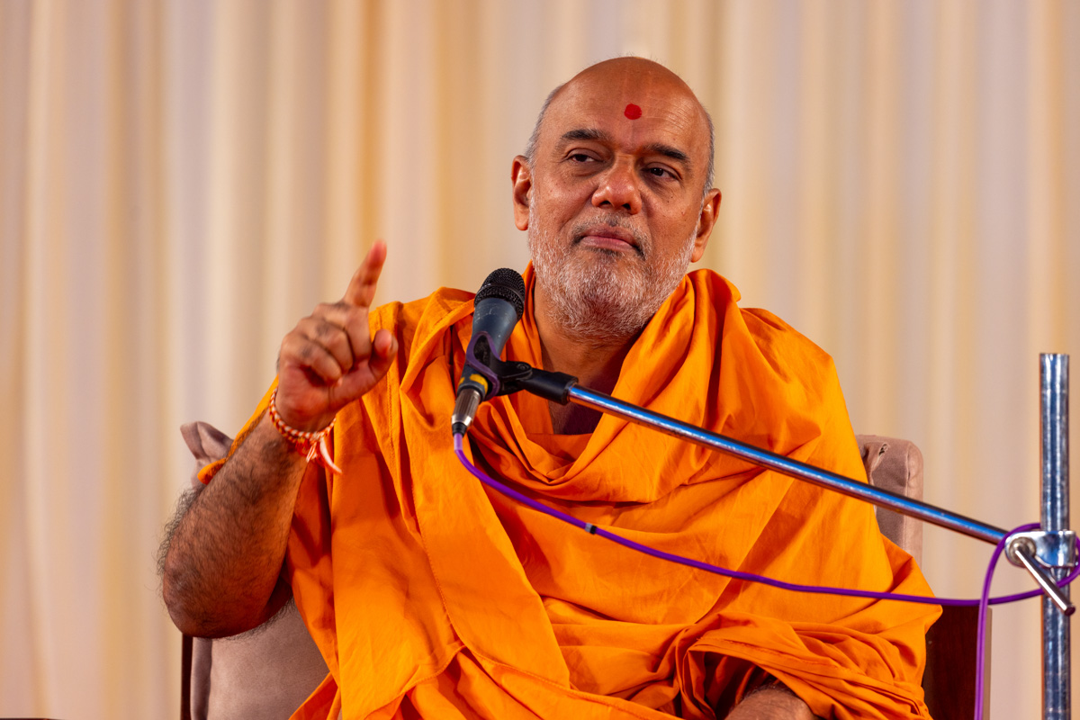 Gnanvatsal Swami addresses the assembly