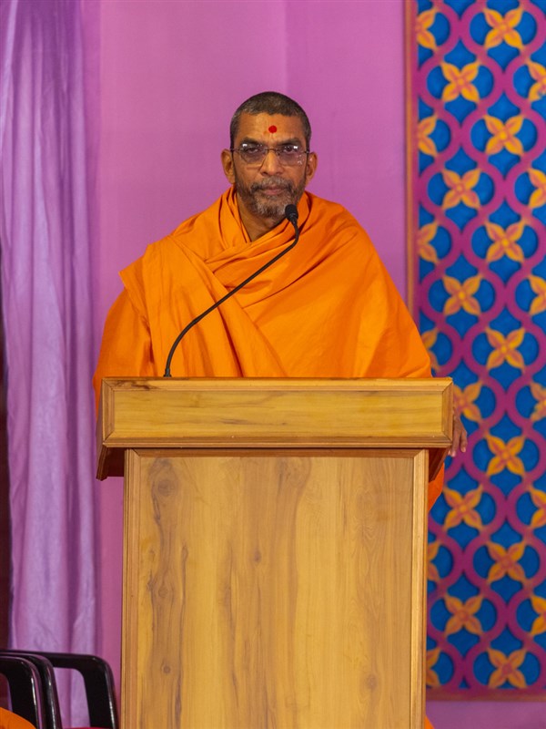 Adarshjivan Swami addresses the evening assembly