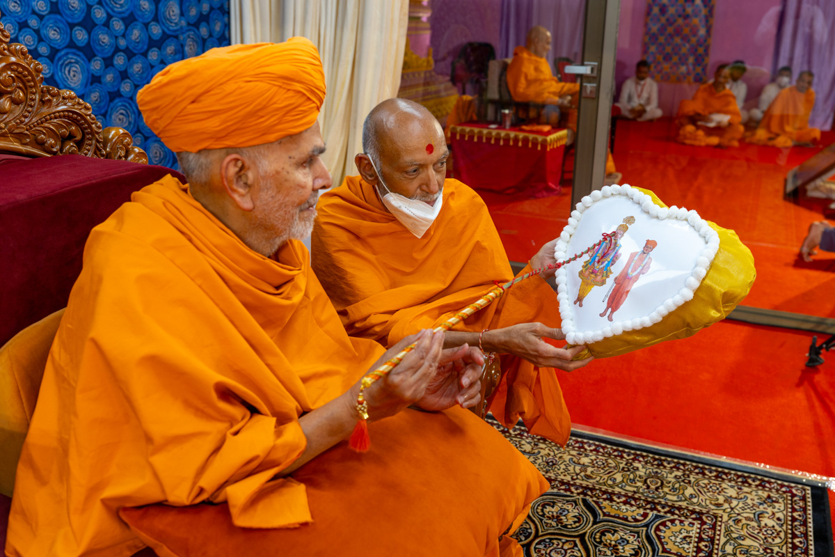 Swamishri performs the pratishtha rituals of Maharaj and Swami