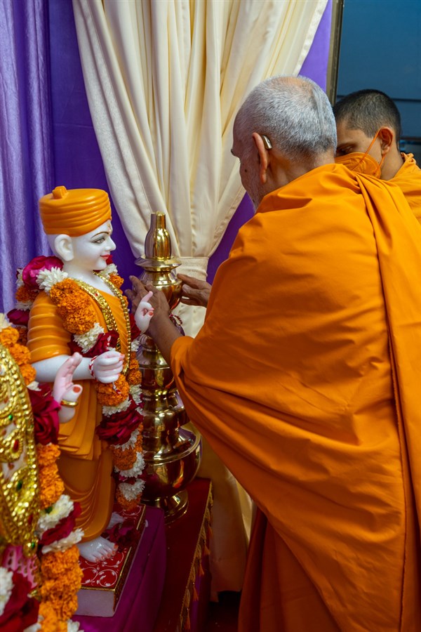 Swamishri sanctifies kalashes