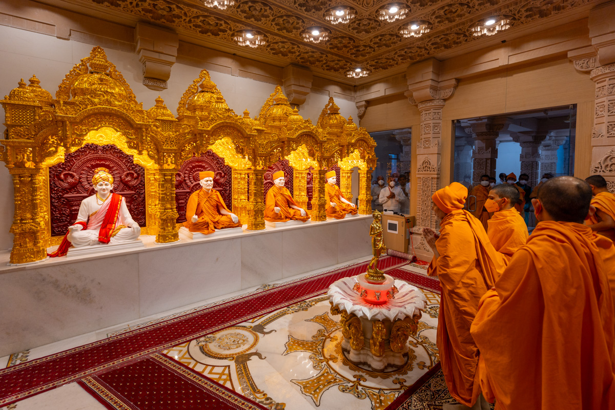 Swamishri engrossed in darshan of Shri Nilkanth Varni and Shri Guru Parampara