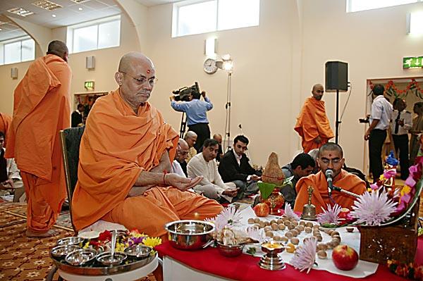  Viveksagar Swami performs the mahapuja vidhi