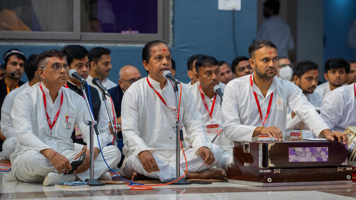 Devotees sing kirtans in Swamishri's daily puja