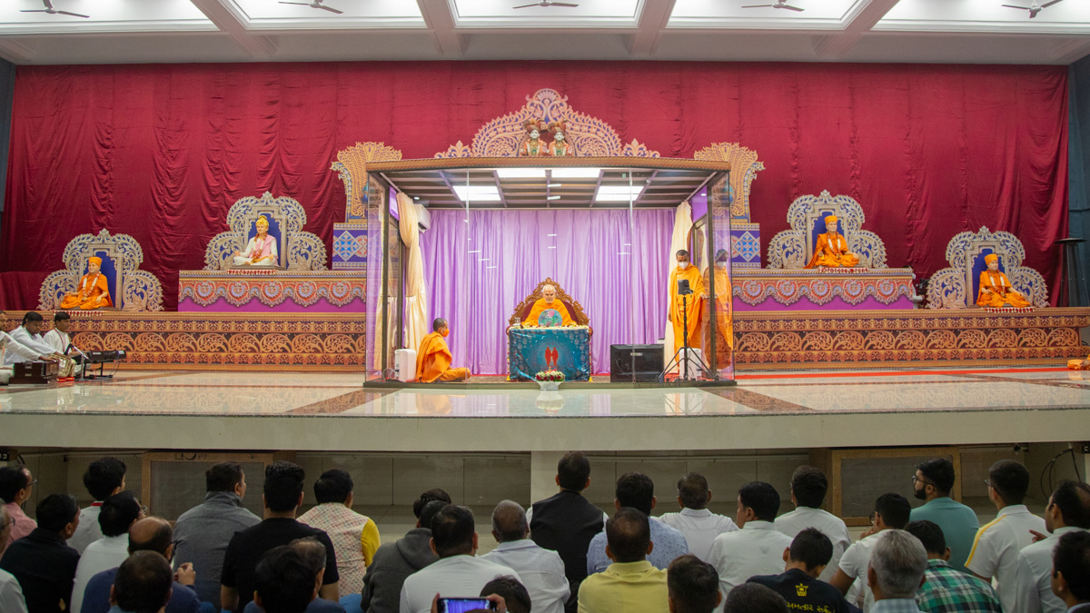 Swamishri performs his puja