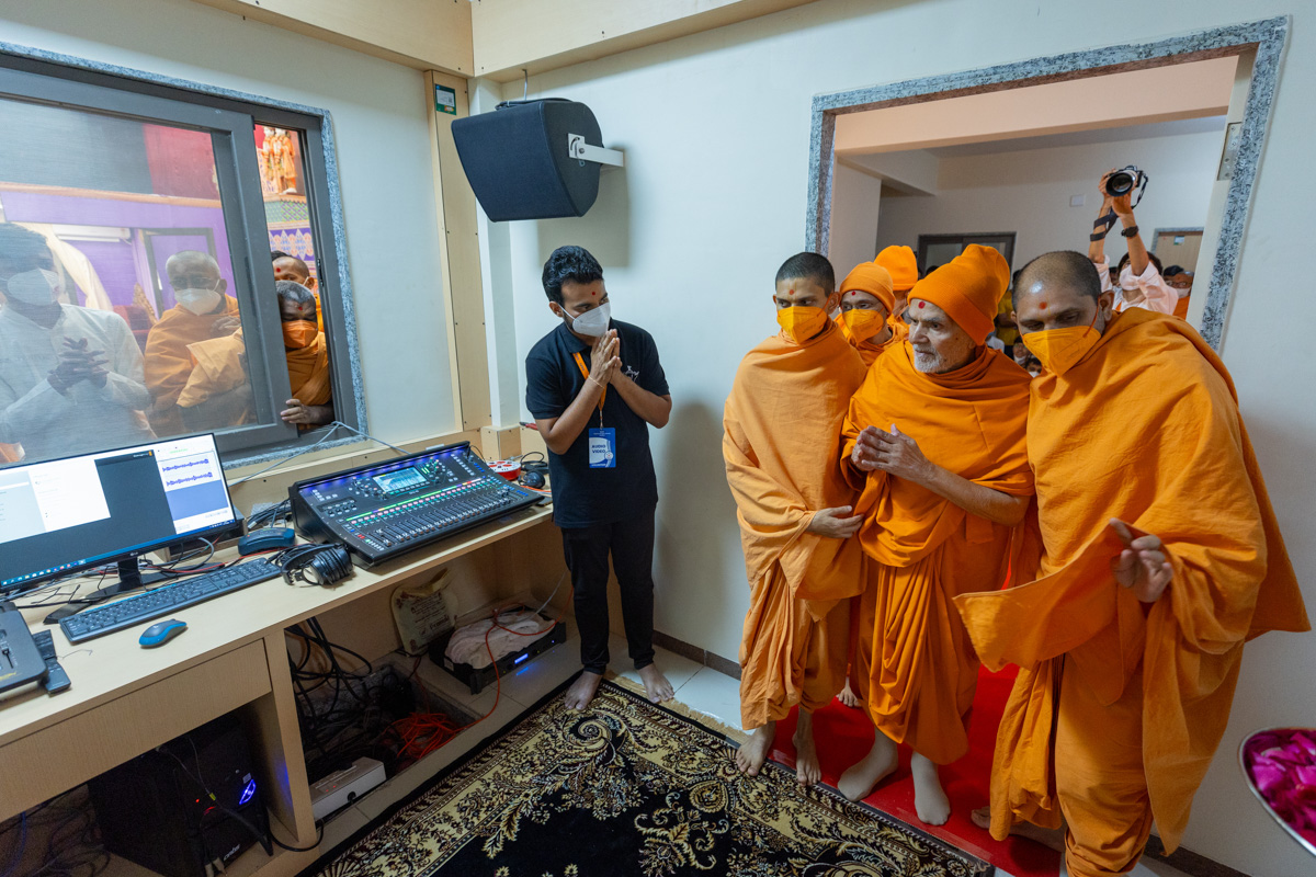 Swamishri visits audio control room
