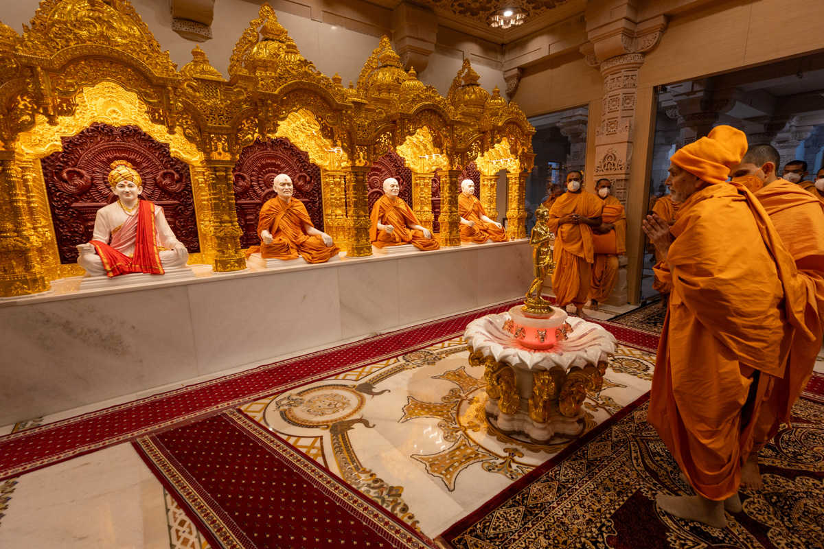 Swamishri engrossed in darshan of Shri Nilkanth Varni and Shri Guru Parampara