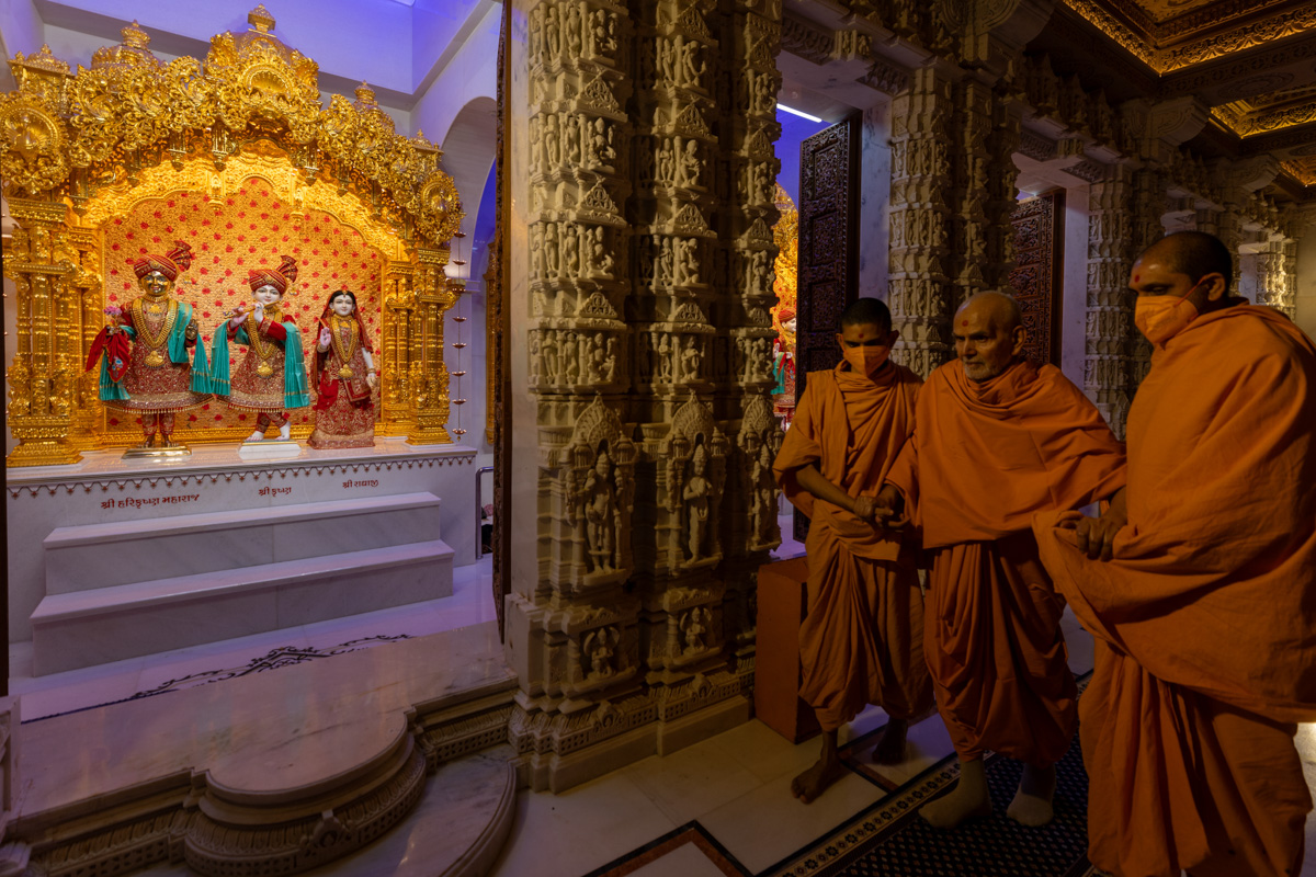 Swamishri after the darshan of Bhagwan Swaminarayan and Aksharbrahma Gunatitanand Swami