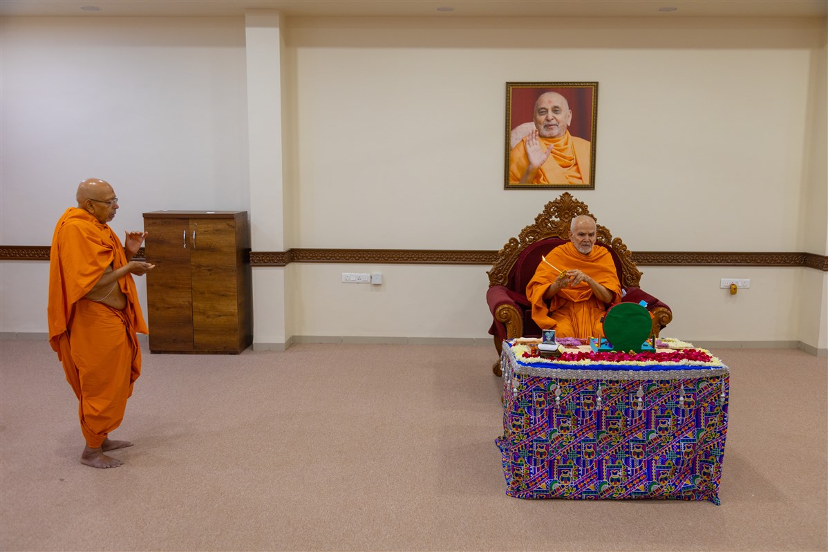 Pujya Tyagvallabh Swami doing darshan of the arti