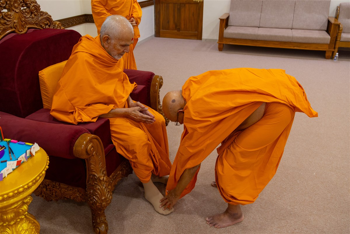 Pujya Tyagvallabh Swami greets Swamishri