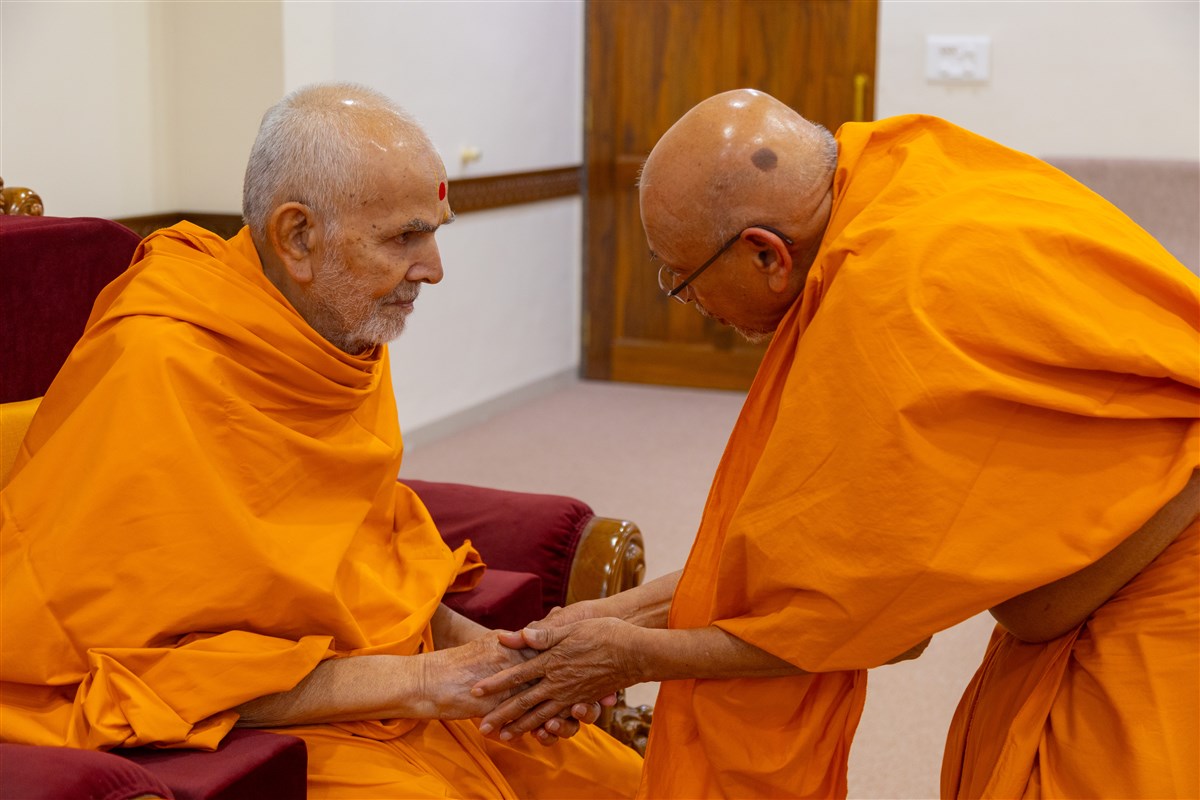 Pujya Tyagvallabh Swami in conversation Swamishri