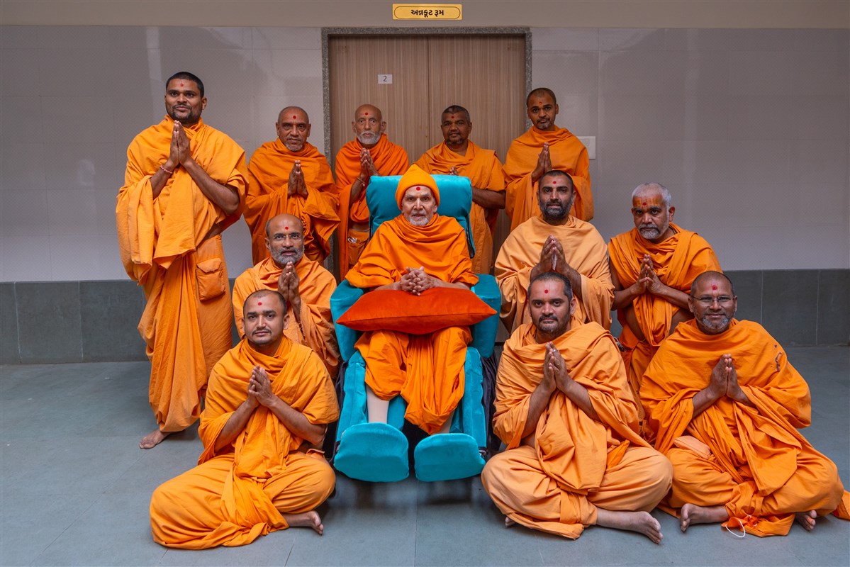 Swamis from Nadiad Mandir with Swamishri