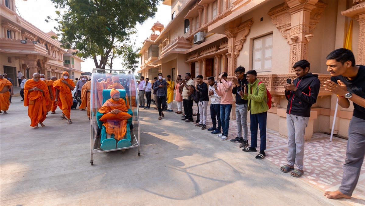 Swamishri on his way for Thakorji's darshan before leaving from Nadiad