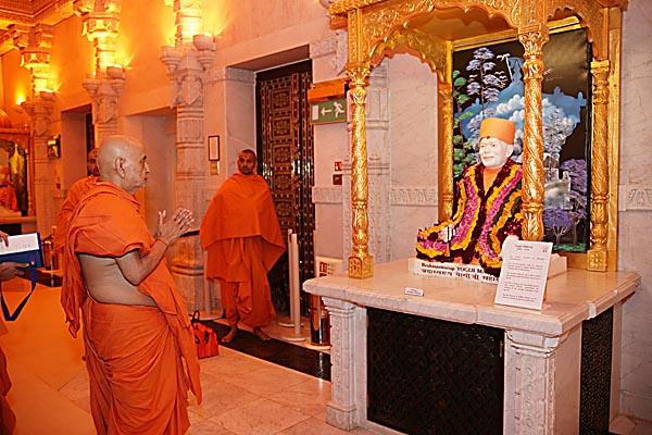  Swamishri doing darshan of Brahmaswarup Yogiji Maharaj