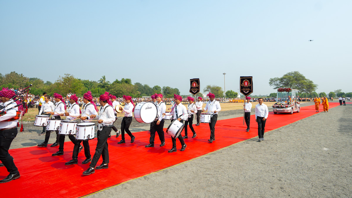Youth band welcomes Swamishri