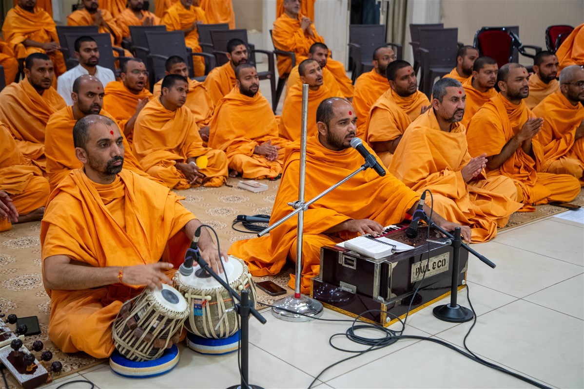 Swamis sing the arti