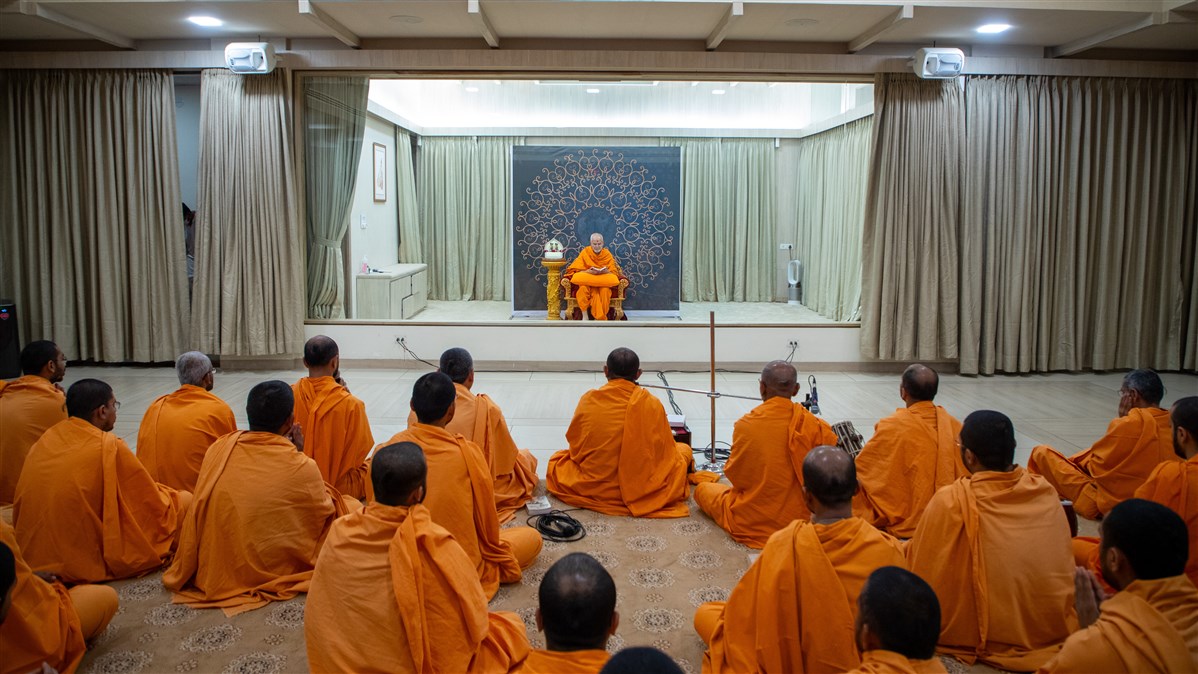 Swamis doing Swamishri's puja darshan