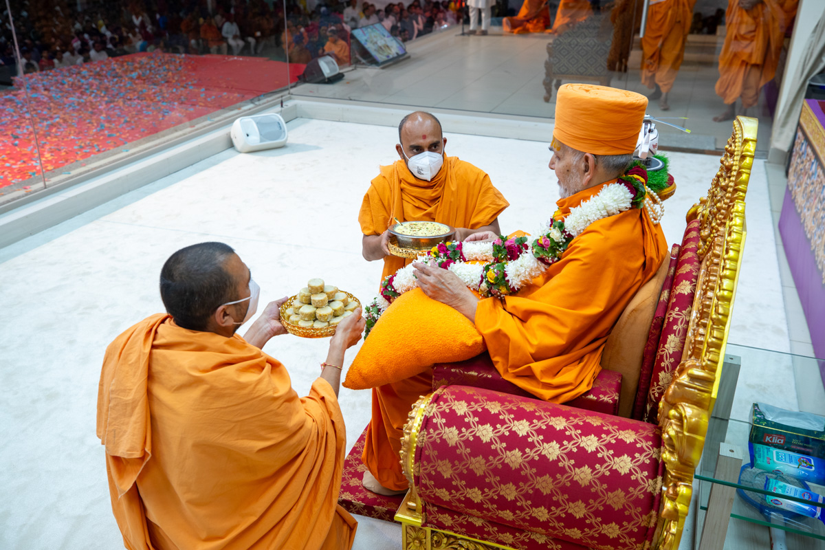 Prasad offered to Swamishri