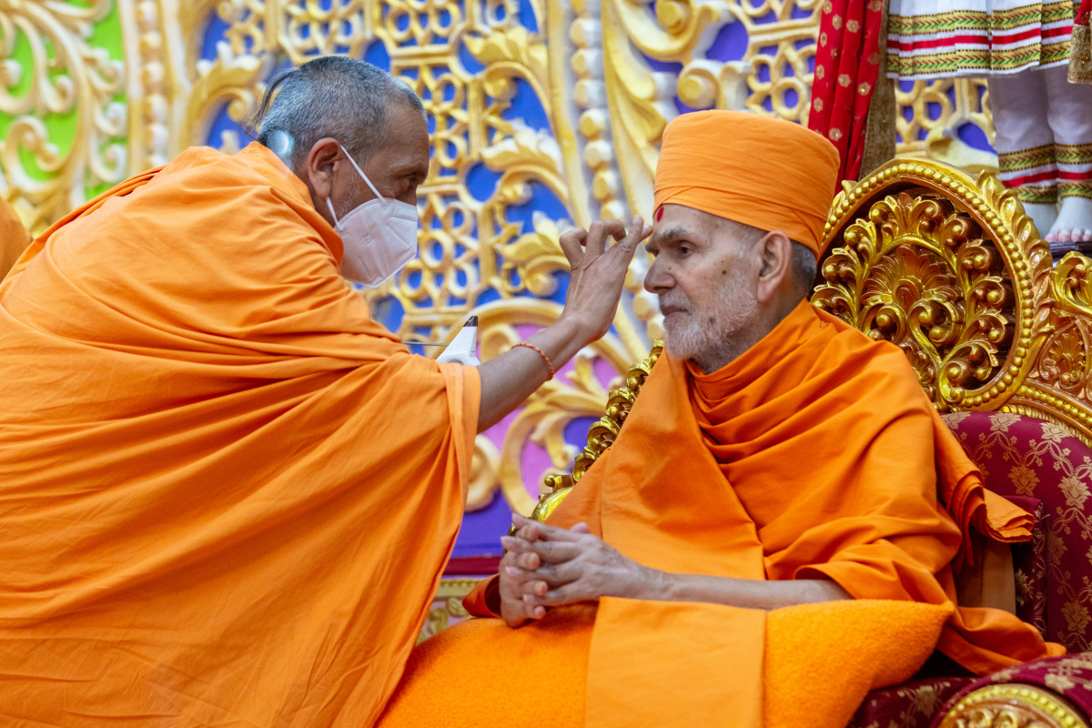 Uttamprakash Swami performs pujan of Swamishri