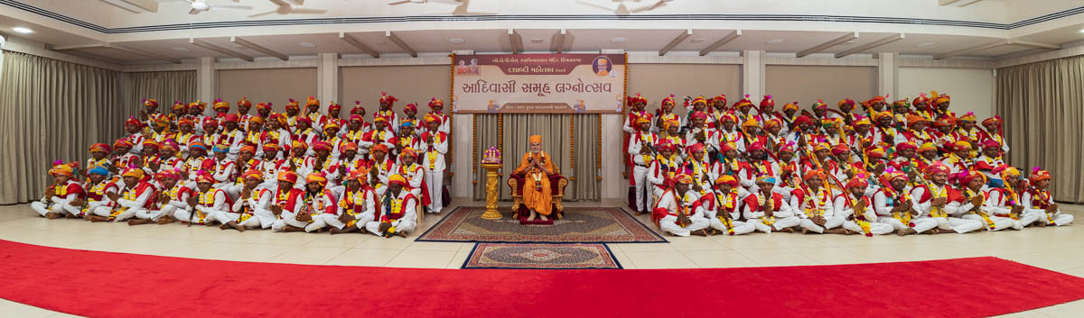 Tribal youths who will participate in 'Adivasi Samuh Lagnotsav' receive blessings from Param Pujya Mahant Swami Maharaj
