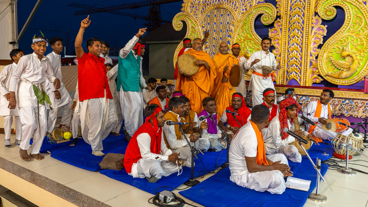 Swamis and tribal youths rejoice before Swamishri