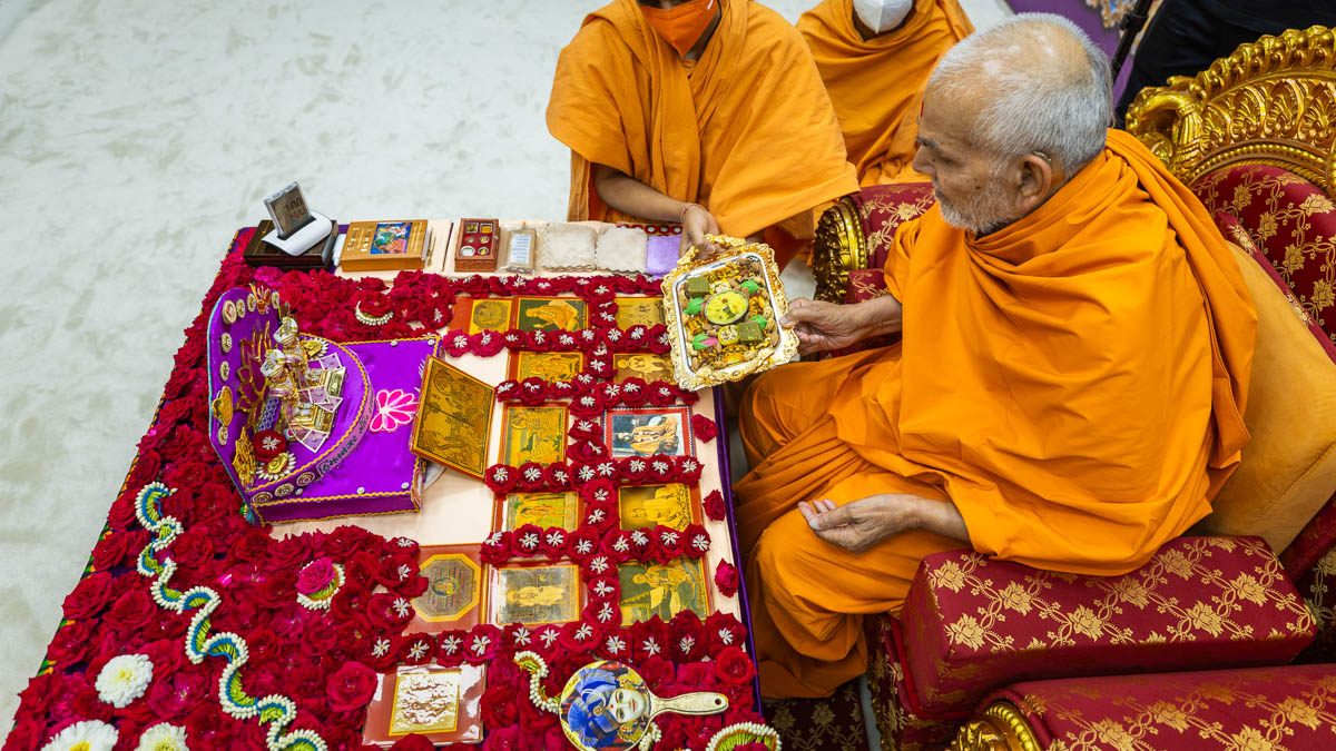 Swamishri offers thal to Shri Jaga Bhakta