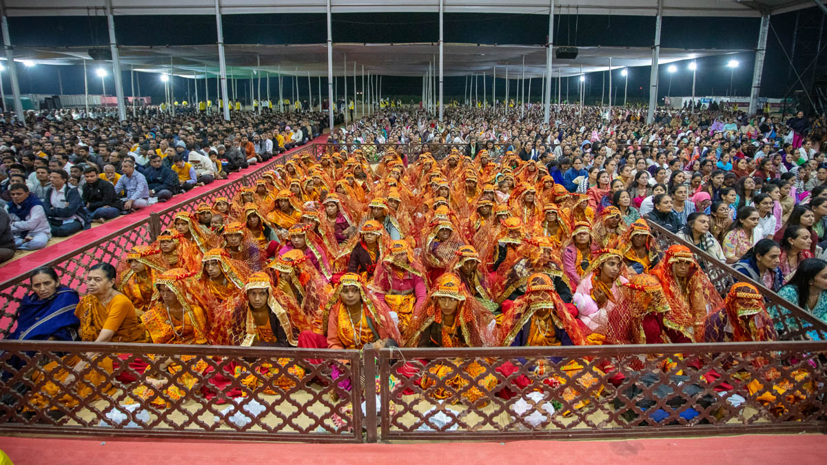 Tribal youths and devotees doing darshan of Swamishri