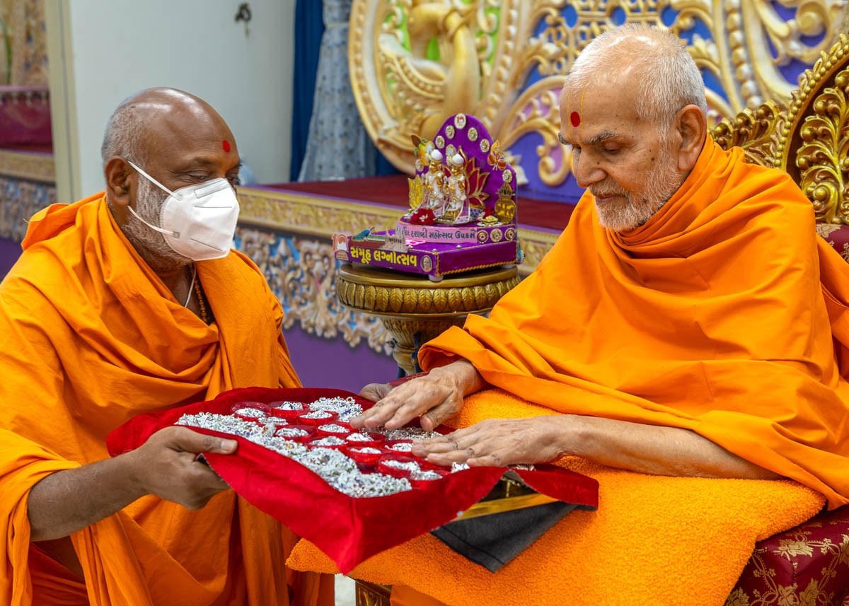 Swamishri sanctifies ornaments for the 'Adivasi Samuh Lagnotsav'